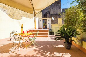 Outdoor dining - DUOMO TERRACE 196 Luxury Apartment with Private Parking - Naples Historic Center (Napoli)