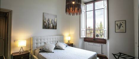 2 bedrooms, desk, travel cot, WiFi