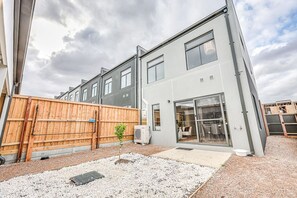 Exterior - StayAU Fresh Modern 5BR Retreat Netflix in Berwick (Berwick)