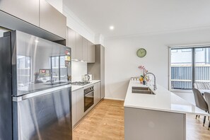 Fridge, microwave, oven, stovetop - StayAU Fresh Modern 5BR Retreat Netflix in Berwick (Berwick)