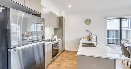 StayAU Fresh Modern 5BR Retreat Netflix in Berwick