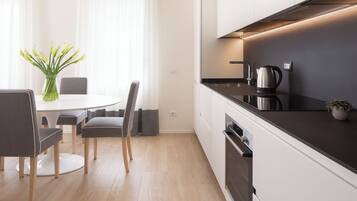 Réfrigérateur, four, plaque de cuisson, lave-vaisselle