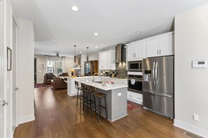Kitchen: This bright and functional kitchen provides a convenient space for everyday cooking, meal prep, and enjoying the comfort of dining in during your stay.