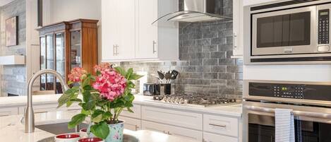 Réfrigérateur, four à micro-ondes, un four, surface de cuisson