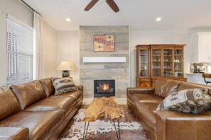 Smart TV, chimenea, libros