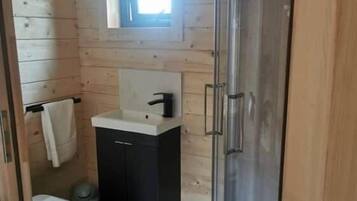 Een haardroger, handdoeken