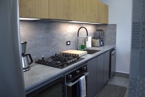 Microwave, oven, dishwasher, coffee/tea maker