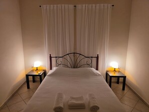 1 bedroom, in-room safe, iron/ironing board, travel crib - Garden apartment 20m from the sea (Itea)