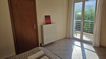 1 slaapkamer, een kluis op de kamer, een bureau, geluiddichte muren