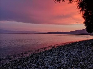 En la playa y camastros