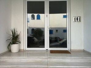 Exterior detail - Garden apartment 20m from the sea (Itea)