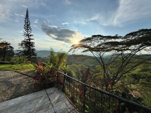 Property grounds - Intimate getaway cabin with Jacuzzi and sunsets (Caldas)