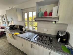 Fridge, oven, stovetop, coffee/tea maker - Intimate getaway cabin with Jacuzzi and sunsets (Caldas)