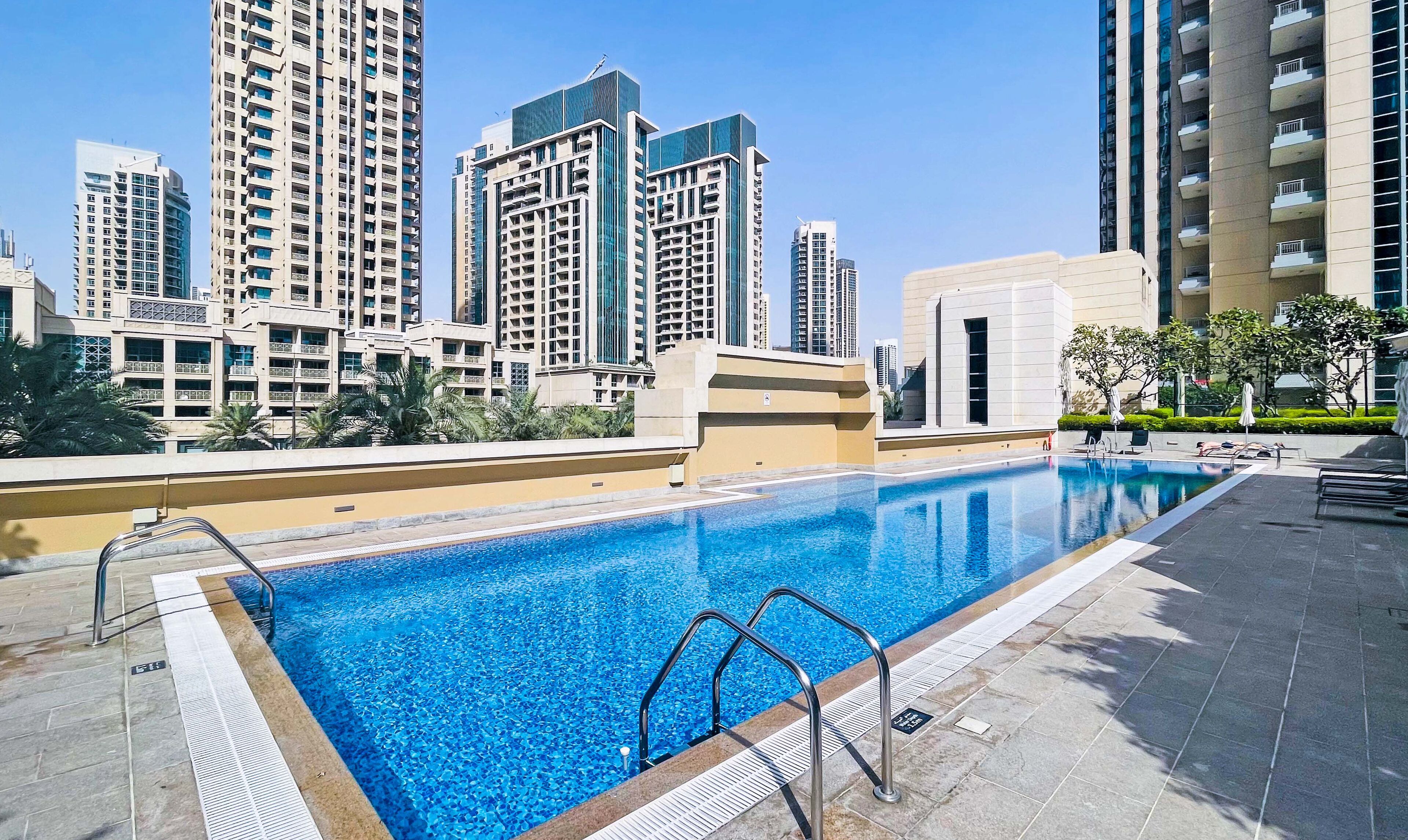 2 สระว่ายน้ำกลางแจ้ง