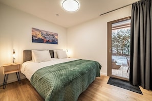 2 bedrooms, iron/ironing board, internet, bed sheets