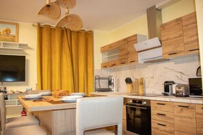 Fridge, microwave, oven, stovetop - MAGNIFICENT APARTMENT, TOP LOCATION, AC, SECURITY, LE MARAIS SAINT-PAUL (Paris)