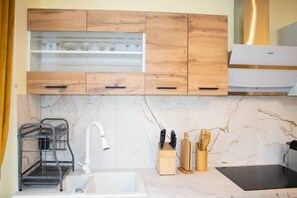 Jääkaappi, mikroaaltouuni, uuni, liesi