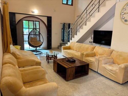 Serenity-Heaven 3 AC -bedroom luxurious villa in Byrathi- Gym-Barbecue, WiFi