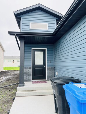 Exterior - 3-bedroom twin home in fabulous Fargo with WiFi, AC. Start your adventure (Fargo)