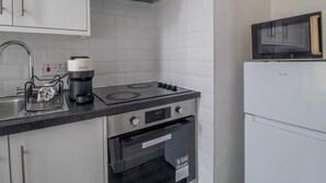 Kaffetrakter/tekoker, kjøleskap, mikrobølgeovn og ovn