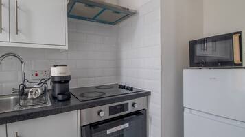 Coffee/tea maker, fridge, microwave, oven