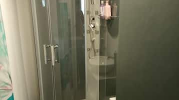 Doccia, asciugacapelli, asciugamani, sapone