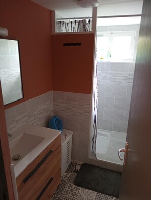 Dusj, hårføner, håndklær og såpe