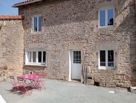 Outdoor dining. 3-bedroom house for 6 people