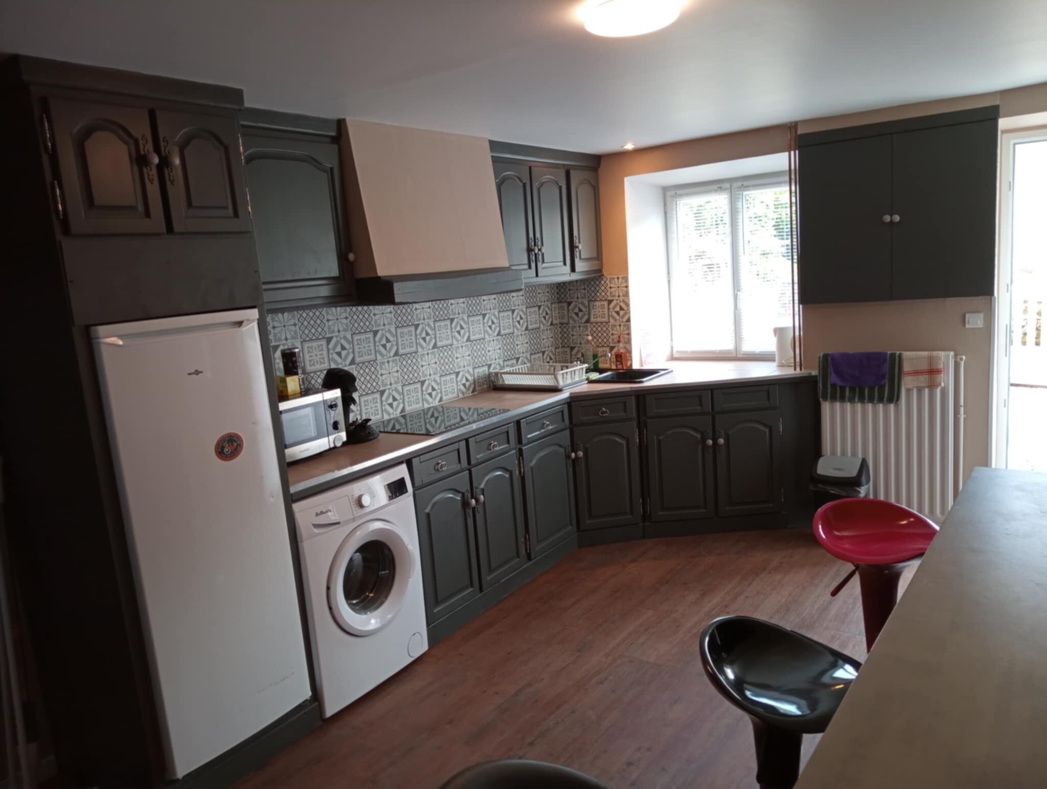 Réfrigérateur, micro-ondes, plaque de cuisson, cafetière/bouilloire