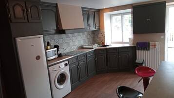 Réfrigérateur, micro-ondes, plaque de cuisson, cafetière/bouilloire