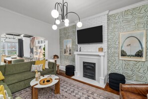 Älytelevisio, videopelejä, pöytäjalkapallopöytä, pöytätennispöytä