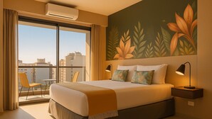 Una habitación de hotel con una cama grande, una mesita de noche, un escritorio y una silla.