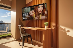 Familienapartment, Balkon, Stadtblick | Fernseher