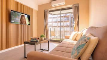 华丽公寓, 阳台, 城市景观 | 起居区 | 42-英寸LED 电视(配备数码频道)、Netflix、流媒体服务