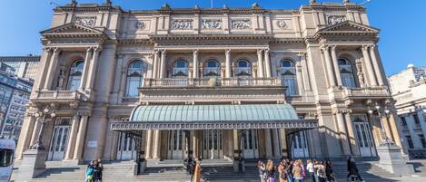 Un grand bâtiment historique à l’architecture classique, caractérisé par une entrée imposante avec des marches et des colonnes, ainsi qu’un vaste dôme.