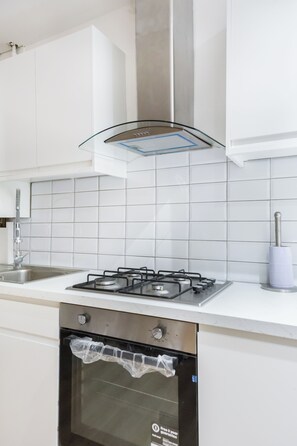 Een koelkast, een magnetron, een oven, een koffiezetapparaat/waterkoker