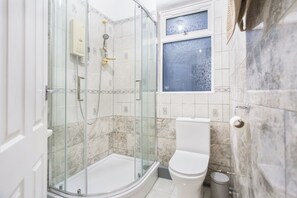 Douche, sĂšche-cheveux, serviettes fournies, savon