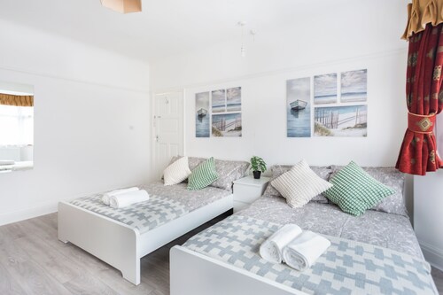 >4 Large room, >2 Double bed room House> Near Station> London