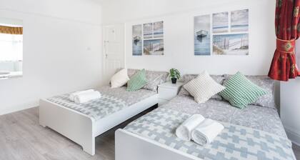 >4 Large room, >2 Double bed room House> Near Station> London