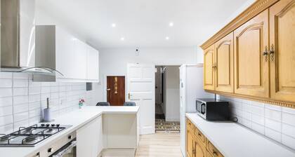 >4 Large room, >2 Double bed room House> Near Station> London