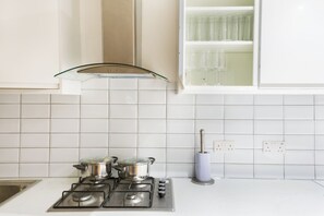 Frigorífico, microondas, horno y cafetera o tetera