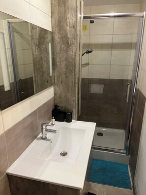 Een douche, toiletpapier