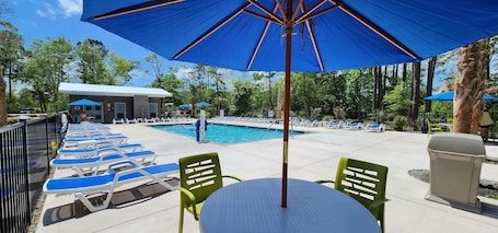 屋外プール. The Polynesian Glamper is a cozy retreat Just 2 Miles from Scenic Holden Beach