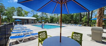 The Polynesian Glamper is a cozy retreat Just 2 Miles from Scenic Holden Beach