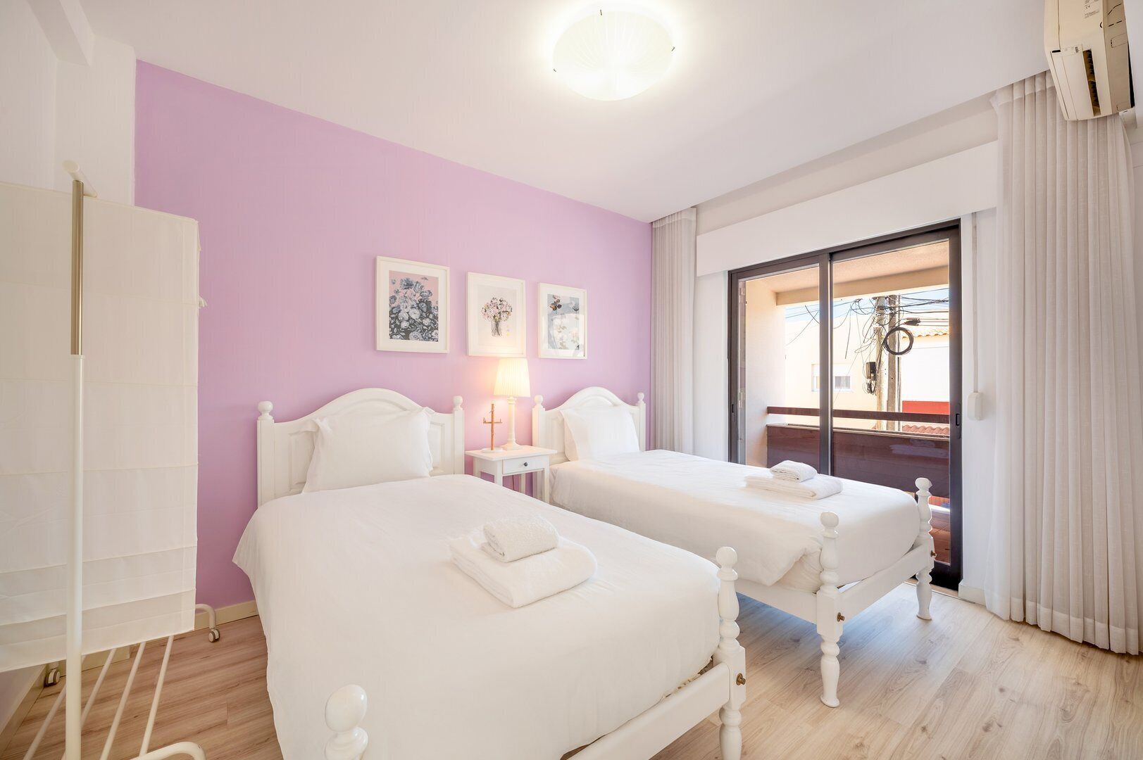 4 quartos, ferros/tábuas de passar roupa, acesso à internet