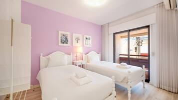 4 quartos, ferros/tábuas de passar roupa, acesso à internet