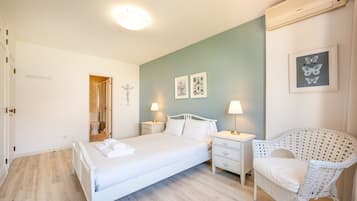 4 slaapkamers, een strijkplank/strijkijzer, internet, beddengoed