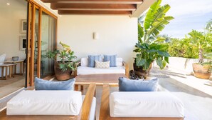 Un espace extérieur aménagé de façon moderne, avec des meubles en bois et des plantes en pot.
