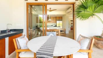 Departamento Deluxe, vista al campo de golf | Área de sala de estar | Televisión de pantalla plana de 60 pulgadas con canales digitales