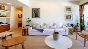 Departamento Deluxe, vista al campo de golf | Área de sala de estar | Televisión de pantalla plana de 60 pulgadas con canales digitales